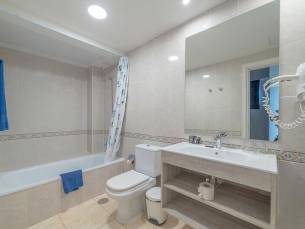 Gale&oacute;n Playa by SeaSense Hotels