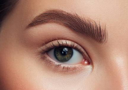 Wenkbrauw- of wimperbehandeling naar keuze