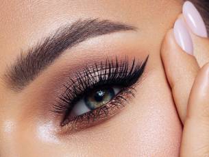 Wenkbrauw- of wimperbehandeling naar keuze