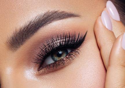 Wenkbrauw- of wimperbehandeling naar keuze