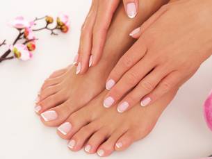 Manicure- of pedicurebehandeling + gellak