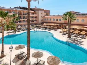 Geniet van een autovakantie in Andalusi&euml; in een 4*-hotel met zwembad & dakterras, direct aan zee incl. ontbijt