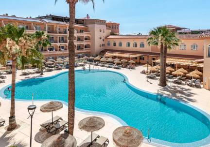 Geniet van een autovakantie in Andalusi&euml; in een 4*-hotel met zwembad & dakterras, direct aan zee incl. ontbijt