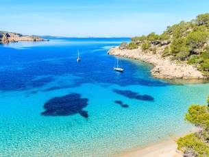 Geniet van rust in een 4*-Adults-only hotel met ZWEMBAD vlakbij het strand van San Antonio, Ibiza! Incl. ontbijt, diner, vlucht en huurauto!