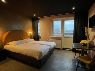 STUNT-DEAL! ⚡ Ontdek sfeervol Oostkapelle vanaf een absolute TOPLOCATIE, op loopafstand van de ZEE en duinen incl. ontbijt, 3-gangendiner en koffie met gebak + GRATIS parkeren