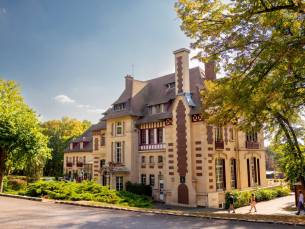 Een vorstelijk verblijf in gouvieux! Geniet van rust, natuur en een verwarmd buitenbad bij historisch Ch&acirc;teau de la Tour incl. optioneel ontbijt