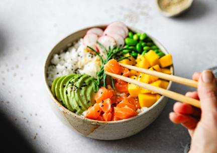 2 of 3 pokébowls naar keuze met fris of wijn