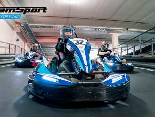 Karten (2 heats) in een elektrische kart + frisdrank + balaclava