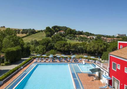 Familieplezier aan de Adriatische Zee ???? Bungalow of Mobile Home op een camping met zwembad & nabij het strand in Porto Recanati, Itali&euml;