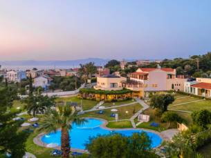 LUXE zonvakantie op Corfu in een heerlijk 4*-hotel met schitterende tuin & nabij het strand incl. vlucht, transfer & ontbijt!