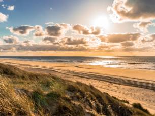 Beleef het ultieme eilandgevoel op Vlieland! Geniet in een hotel vlak bij het strand incl. ontbijt, 3-gangendiner & GRATIS bagagevervoer