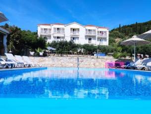 Ontdek Kefalonia vanuit een studio met ZEEZICHT o.b.v. logies. Incl. vlucht, huurauto, GRATIS parkeren en vrij gebruik van het ZWEMBAD!