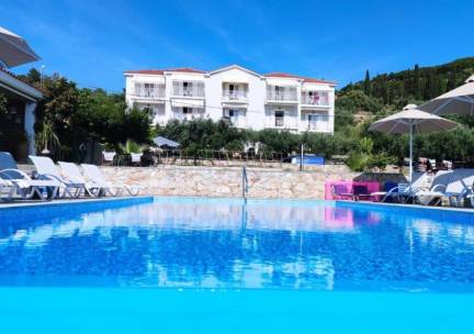 Ontdek Kefalonia vanuit een studio met ZEEZICHT o.b.v. logies. Incl. vlucht, huurauto, GRATIS parkeren en vrij gebruik van het ZWEMBAD!