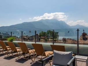 SFEERVOL 4*-hotel met DAKTERRAS en panoramisch uitzicht over het Gardameer incl. ontbijt!