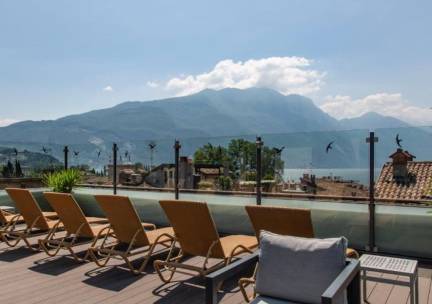SFEERVOL 4*-hotel met DAKTERRAS en panoramisch uitzicht over het Gardameer incl. ontbijt!