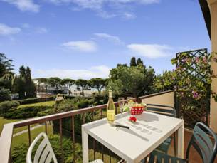Spiaggia Azzurro -lakeside with terrace