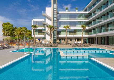 ZOMERSTUNT! ☀️ Luxe 4*-zonvakantie op Mallorca aan het strand met infinity pool! Incl. vlucht, transfer & ontbijt of o.b.v. halfpension