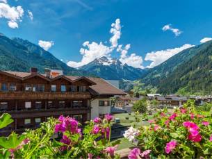 Geniet van 4*-luxe bij de Zillertaler Alpen incl. welkomstcocktail, ontbijt, 4-gangendiner en gratis gebruik van de fitness- en wellnessfaciliteiten!