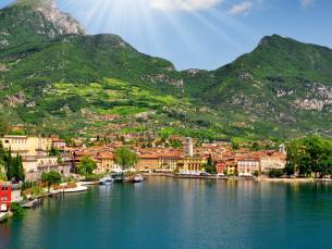 4*-hotel met zwembad in Garda op loopafstand van het Gardameer incl. ontbijt & 3-gangendiner