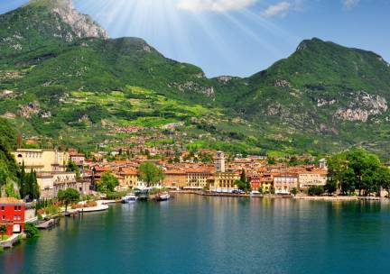 4*-hotel met zwembad in Garda op loopafstand van het Gardameer incl. ontbijt & 3-gangendiner