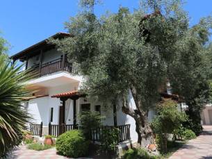 Pella House Studios & Apartments
