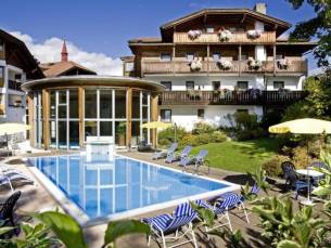 Familievakantie o.b.v. ALL-INCLUSIVE in Igls + hotel met binnen- & buitenzwembad, speeltuin &eacute;n Welcome Card voor kortingen op kinderactiviteiten & kids t/m 9 jaar verblijven GRATIS!