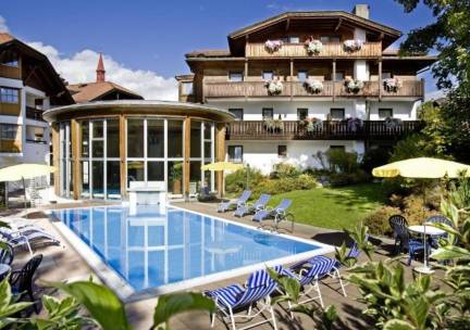 Familievakantie o.b.v. ALL-INCLUSIVE in Igls + hotel met binnen- & buitenzwembad, speeltuin &eacute;n Welcome Card voor kortingen op kinderactiviteiten & kids t/m 9 jaar verblijven GRATIS!