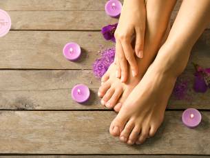 Pedicurebehandeling (45 min) of Russian manicurebehandeling + gellak (60 min)