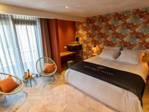4*-LUXE BOUTIQUE HOTEL in het hart van Dokkum nabij Leeuwarden incl. ontbijt, 3-gangen verrassingsmenu en fietshuur!