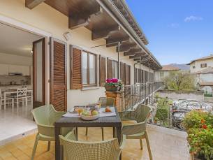 Petalo Bianco 100m from lake