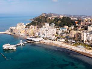 Beleef de de Adriatische kust nabij Durr&euml;s en ontdek de verborgen parels van Albani&euml; met je eigen huurauto incl. vlucht & ontbijt
