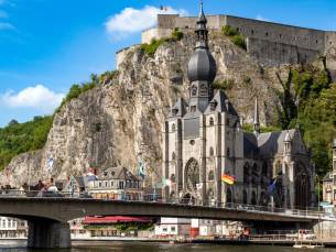 UNIEK! ✨ Verblijf 3 of 4 dagen in een kasteelhotel met zwembad in Dinant incl. ontbijt, welkomstdrankje, 2-gangendiner & GRATIS late check-out + parkeren!