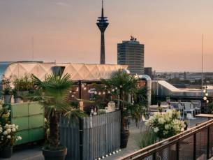 UNIEK! Overnacht in het hoogste gebouw van Düsseldorf met rooftopbar!