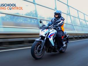 5 of 10 motorrijlessen + examens