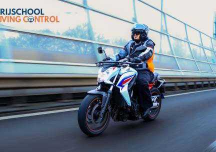 5 of 10 motorrijlessen + examens