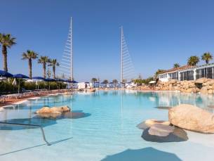 Zonvakantie naar Sardini&euml; in 4*-WELLNESS Resort incl. vlucht, ontbijt, huurauto en GRATIS parkeren!