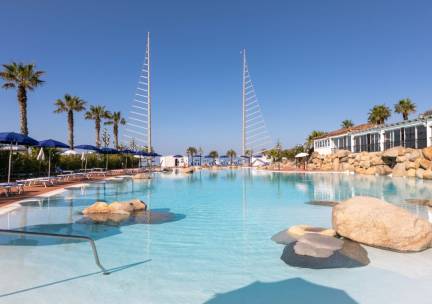 Zonvakantie naar Sardini&euml; in 4*-WELLNESS Resort incl. vlucht, ontbijt, huurauto en GRATIS parkeren!
