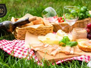Luxe picknickmand voor 2 personen + fles wijn bij Vinea Cura