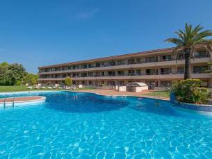 Geniet in een studio of appartement nabij de Costa Brava in Platja de Pals met zwembad!