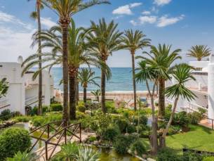 ⚡️ WINTERZON STUNT☀️ Ontdek een 4*-resort met authentieke Andalusische architectuur en buitenzwembad, direct aan het strand van Calahonda aan de Costa del Sol, incl. vlucht en huurauto