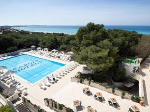 Resort met zwembad & aan het strand in Puglia incl. vlucht, ontbijt en huurauto + GRATIS parkeren