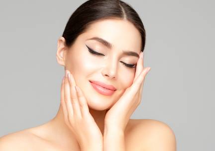 Wenkbrauwbehandeling of permanente make-up naar keuze