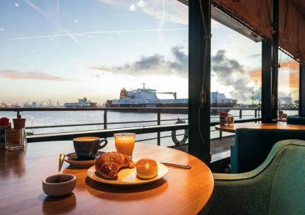 STUNT! ⚡️ Luxe 4*-hotel + uitzicht op de haven van Rotterdam incl. ontbijt + Entree Thermen Holiday t.w.v. &euro;37,50