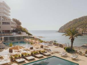 LAST-MINUTE DEAL! ⚡️ Geniet van luxe in een prachtig 4* bohemian style hotel op Ibiza incl. vlucht, transfer en ontbijt of halfpension