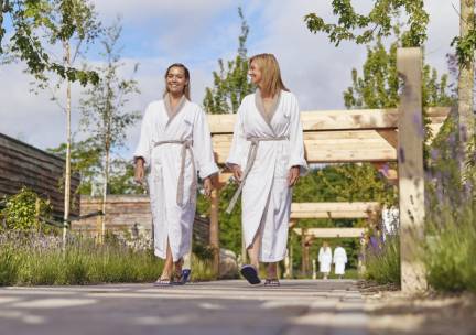 FLASHDEAL! ⚡ ULTIEM genieten in een LUXE 4*-wellnesshotel! Verblijf in MODERNE kamer incl. wellness, ontbijt, opgietingen, mini-retreats, gebruik badjas & handdoek + GRATIS parkeren!