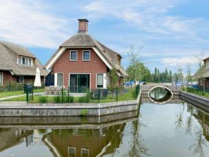 Heerlijke 6-persoons Watervilla op park in Idskenhuizen