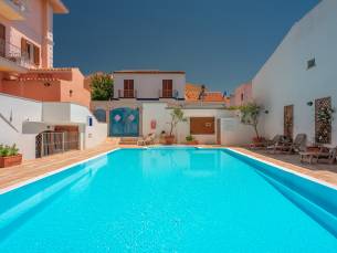 Cristal Blu Mono 3 With Shared Pool