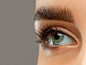 Wimper- of wenkbrauwbehandeling naar keuze