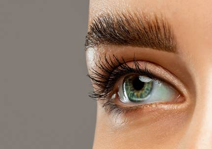 Wimper- of wenkbrauwbehandeling naar keuze