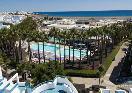 Geniet van de zon en halfpension in Puerto del Carmen op Lanzarote! Incl. vlucht, ontbijt en transfer